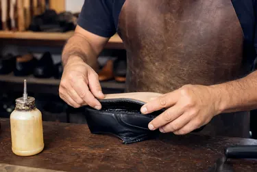 Técnico colando sola de sapato.